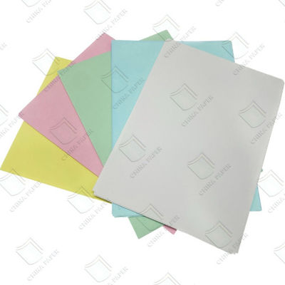 Qualität 100% Holzzzellstoff Kohlenstofffreies Papier NCR-Papier 45-80gm Glatte Oberfläche für die Rechnungskontrolle usine