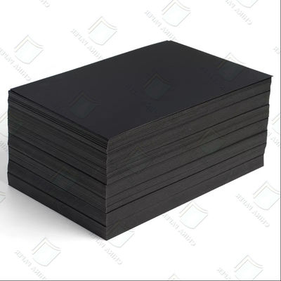 Ein guter Preis. 100% Jungfruchtzellstoff Schwarzes Karton Hohe Steifigkeit 120 gm-450 gm Anpassbar Online